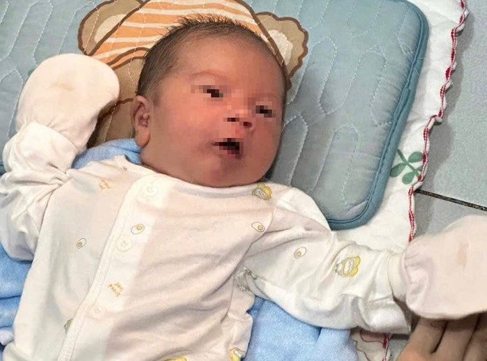 T&igrave;m cha mẹ ba trẻ sơ sinh bị bỏ rơi ở TPHCM - Ảnh 2.