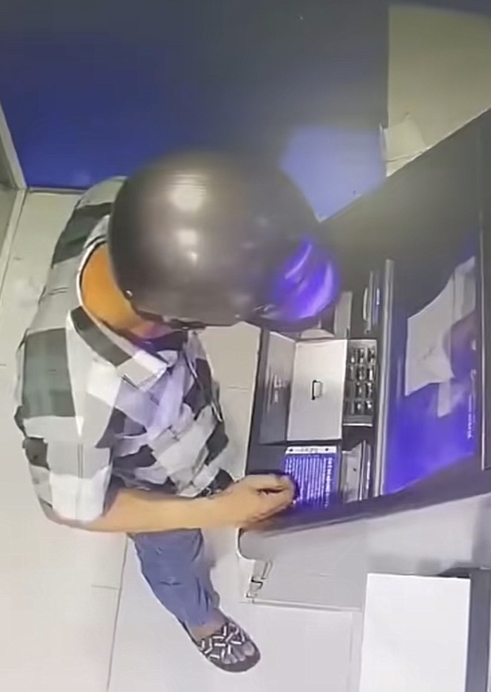 Cần l&agrave;m g&igrave; khi ph&aacute;t hiện tiền nhả ra từ c&acirc;y ATM? - Ảnh 1.