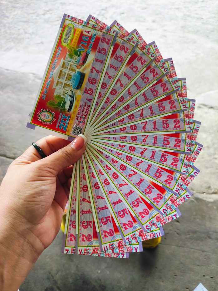 Chiều 20-4, lộ diện kh&aacute;ch h&agrave;ng tr&uacute;ng 2 giải độc đắc xổ số miền Nam - Ảnh 7.