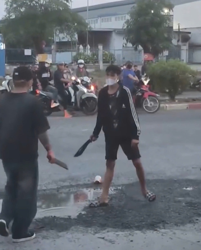 Nhóm thanh niên đánh nhau gây náo loạn gần KCN Sóng Thần , TPHCM - Ảnh 1.