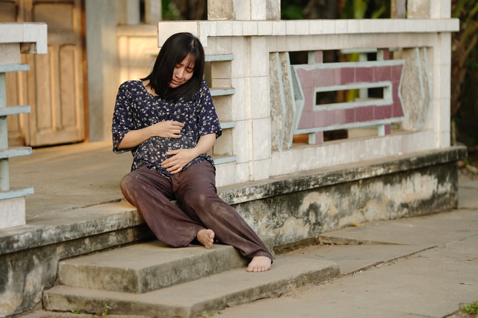 T&iacute;n Nguyễn căng thẳng, &aacute;m ảnh nỗi lo mất con - Ảnh 1.