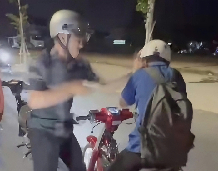 Thiếu niên Tây Ninh 16 tuổi bị chặn đường , đánh hội đồng gây phẫn nộ - Ảnh 1.