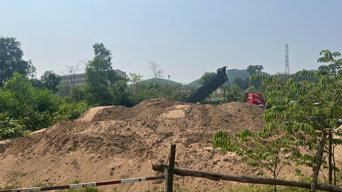 H&agrave;ng loạt b&atilde;i c&aacute;t "lậu" ngang nhi&ecirc;n tồn tại giữa l&ograve;ng TP Huế - Ảnh 1.