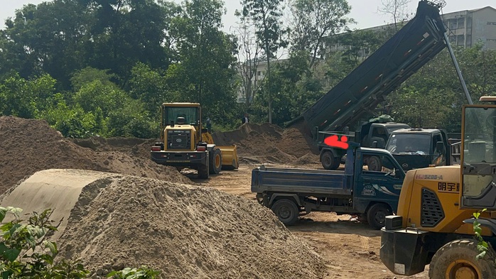H&agrave;ng loạt b&atilde;i c&aacute;t "lậu" ngang nhi&ecirc;n tồn tại giữa l&ograve;ng TP Huế - Ảnh 2.
