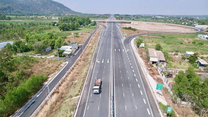 Nhiều &ocirc; t&ocirc; vẫn liều lĩnh chạy v&agrave;o cao tốc Bi&ecirc;n H&ograve;a - Vũng T&agrave;u chưa th&ocirc;ng xe - Ảnh 4.