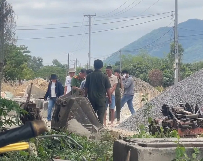 &Aacute;n mạng tại l&aacute;n trại c&ocirc;ng tr&igrave;nh, cha tử vong, con nguy kịch - Ảnh 1.