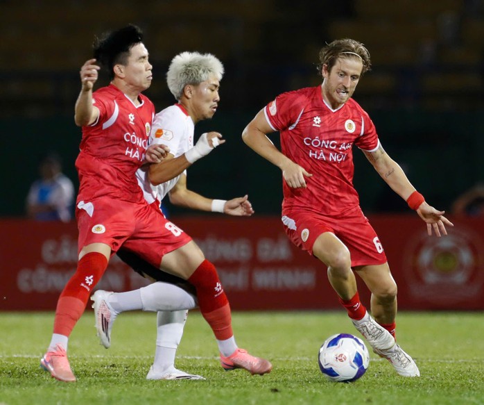 CLB C&ocirc;ng an H&agrave; Nội tiến gần "ng&ocirc;i vương" V-League - Ảnh 1.