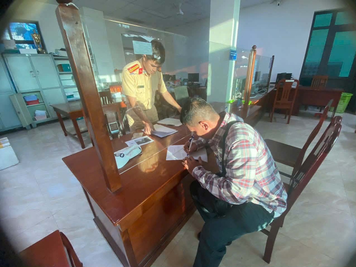 CSGT hỗ trợ tiền gi&uacute;p người vi phạm nộp phạt - Ảnh 1.