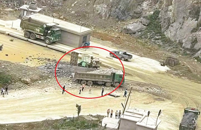 Xe tải nghi mất phanh lao từ tr&ecirc;n mỏ đ&aacute; xuống t&ocirc;ng xe tải kh&aacute;c, 2 t&agrave;i xế tử vong - Ảnh 1.