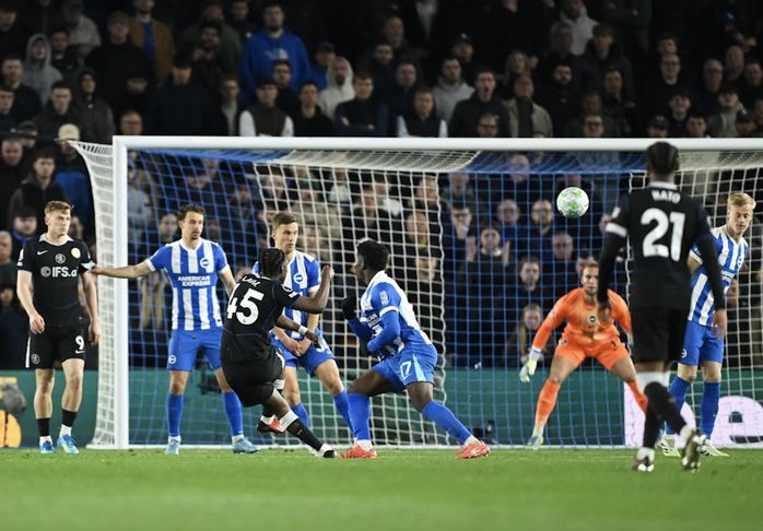 Chelsea thua sốc tại AMEX, chạm đ&aacute;y khủng hoảng cuộc đua Ngoại hạng - Ảnh 3.