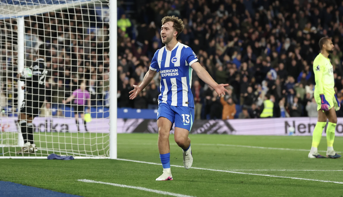 Chelsea thua sốc tại AMEX, chạm đ&aacute;y khủng hoảng cuộc đua Ngoại hạng - Ảnh 4.