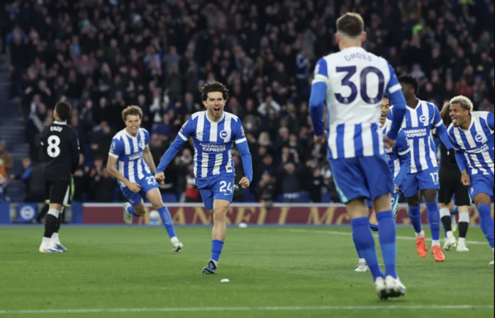 Chelsea thua sốc tại AMEX, chạm đ&aacute;y khủng hoảng cuộc đua Ngoại hạng - Ảnh 2.