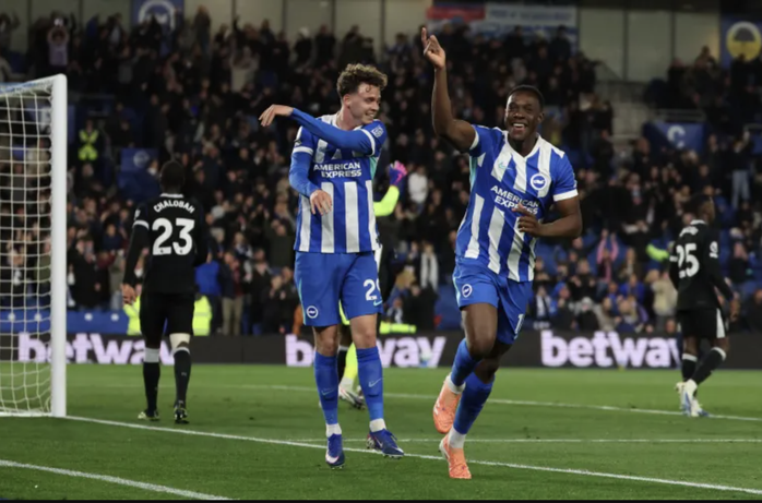 Chelsea thua sốc tại AMEX, chạm đ&aacute;y khủng hoảng cuộc đua Ngoại hạng - Ảnh 5.