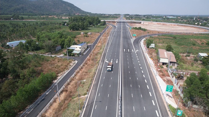 Nhiều &ocirc; t&ocirc; vẫn liều lĩnh chạy v&agrave;o cao tốc Bi&ecirc;n H&ograve;a - Vũng T&agrave;u chưa th&ocirc;ng xe - Ảnh 5.