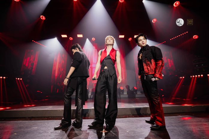 Nhạc sĩ Huỳnh Quốc Huy: "&Aacute;p lực lớn nhất l&agrave; li&ecirc;n tục n&acirc;ng cấp ch&iacute;nh m&igrave;nh v&agrave; Tăng Ph&uacute;c"  - Ảnh 4.