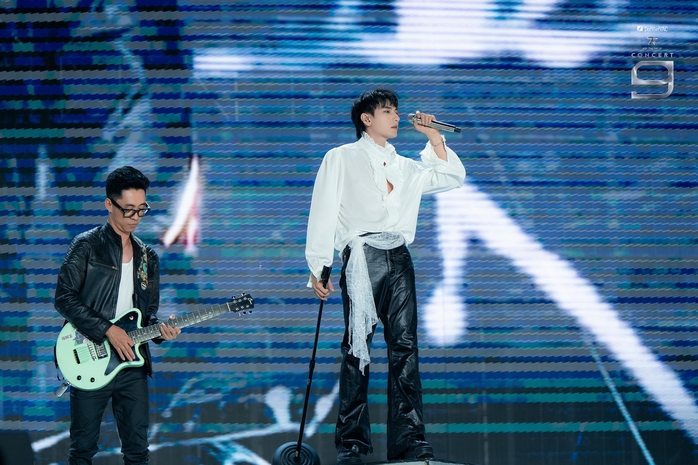 Tranh c&atilde;i về Isaac: Visual qu&aacute; nổi bật đến mức bị qu&ecirc;n mất vocal thực lực?  - Ảnh 1.