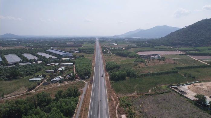 Nhiều &ocirc; t&ocirc; vẫn liều lĩnh chạy v&agrave;o cao tốc Bi&ecirc;n H&ograve;a - Vũng T&agrave;u chưa th&ocirc;ng xe - Ảnh 6.