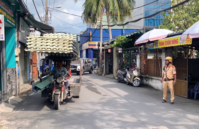 Xe ba g&aacute;c chở sắt th&eacute;p d&agrave;i ngoằng: V&igrave; sao phạt ho&agrave;i kh&ocirc;ng dứt? - Ảnh 2.