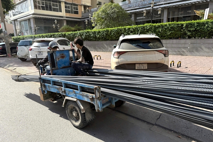 Xe ba g&aacute;c chở sắt th&eacute;p d&agrave;i ngoằng: V&igrave; sao phạt ho&agrave;i kh&ocirc;ng dứt? - Ảnh 1.