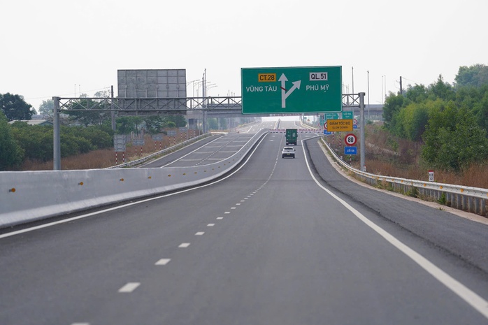Nhiều &ocirc; t&ocirc; vẫn liều lĩnh chạy v&agrave;o cao tốc Bi&ecirc;n H&ograve;a - Vũng T&agrave;u chưa th&ocirc;ng xe - Ảnh 7.