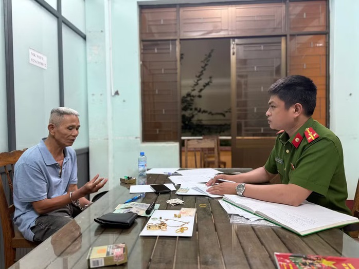 Từ tin b&aacute;o tr&ecirc;n VNeID, C&ocirc;ng an bắt giữ đối tượng thực hiện 2 vụ trộm li&ecirc;n tiếp - Ảnh 1.