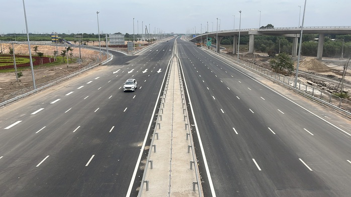 Nhiều &ocirc; t&ocirc; vẫn liều lĩnh chạy v&agrave;o cao tốc Bi&ecirc;n H&ograve;a - Vũng T&agrave;u chưa th&ocirc;ng xe - Ảnh 2.