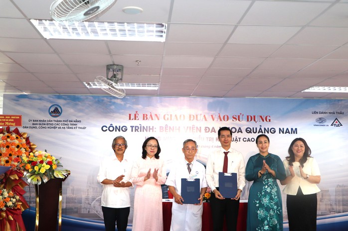 L&atilde;nh đạo Đ&agrave; Nẵng n&oacute;i g&igrave; tại lễ b&agrave;n giao, đưa v&agrave;o sử dụng c&ocirc;ng tr&igrave;nh "treo" 3 năm - Ảnh 1.