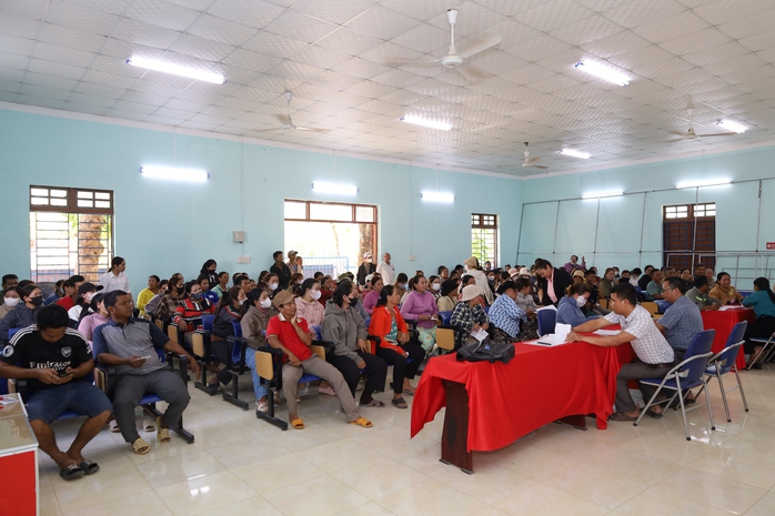 Vụ "băn khoăn chi tiền hỗ trợ": 183 hộ c&ograve;n lại được mời đi nhận tiền - Ảnh 2.