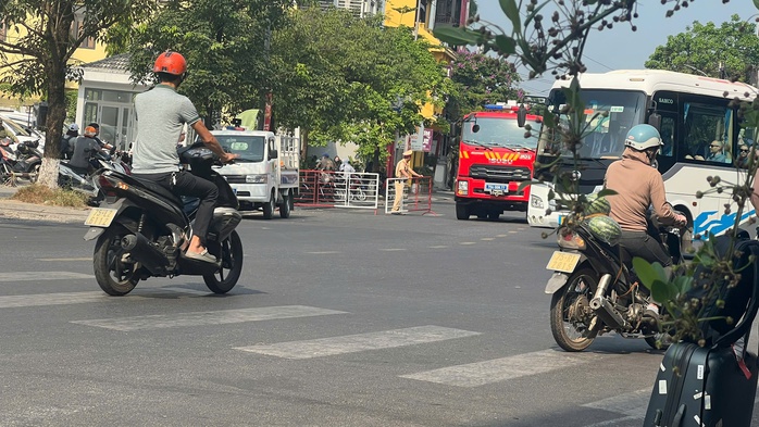  Du khách di dời và đường phong tỏa tạm thời - Ảnh 5.