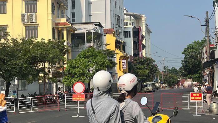  Du khách di dời và đường phong tỏa tạm thời - Ảnh 1.