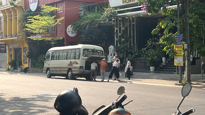  Du khách di dời và đường phong tỏa tạm thời - Ảnh 2.