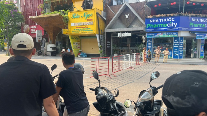  Du khách di dời và đường phong tỏa tạm thời - Ảnh 4.