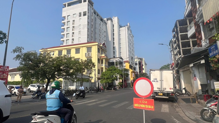  Du khách di dời và đường phong tỏa tạm thời - Ảnh 3.