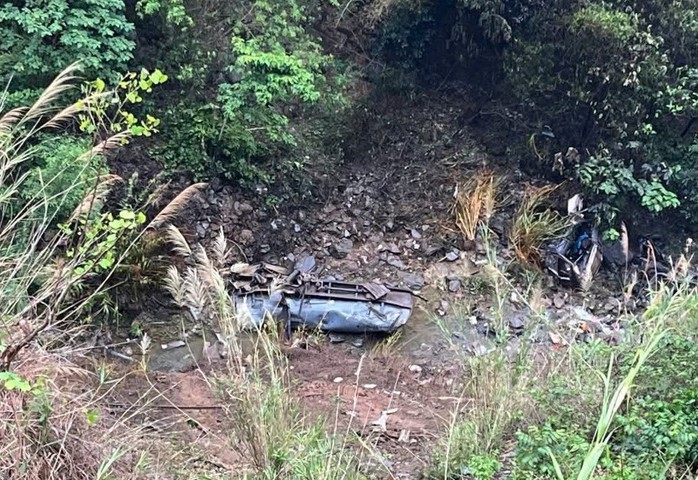 Xe bồn dập nát khi lao xuống vực sâu 100 m, tài xế tử vong - Ảnh 1.