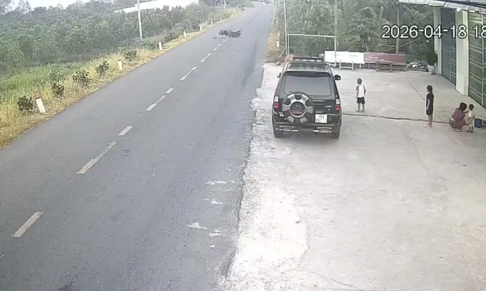 Tai nạn thương tâm do quả bóng lăn ra đường khiến người đi xe máy tử vong tại Vĩnh Long - Ảnh 1.