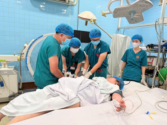 Clip b&aacute;c sĩ th&aacute;o rời m&aacute;y xay thịt để cứu b&agrave;n tay bệnh nh&acirc;n - Ảnh 1.