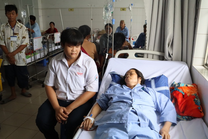 Trao tiền hỗ trợ cho nam sinh bệnh tật, b&aacute;n v&eacute; số ở Cần Thơ - Ảnh 4.