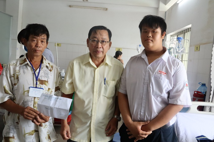 Trao tiền hỗ trợ cho nam sinh bệnh tật, b&aacute;n v&eacute; số ở Cần Thơ - Ảnh 2.