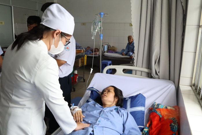 Trao tiền hỗ trợ cho nam sinh bệnh tật, b&aacute;n v&eacute; số ở Cần Thơ - Ảnh 3.