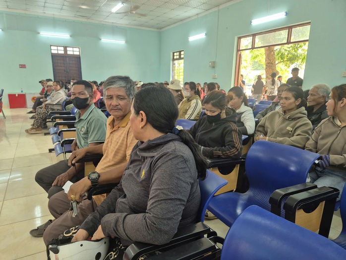 Vụ "băn khoăn chi tiền hỗ trợ": 183 hộ c&ograve;n lại được mời đi nhận tiền - Ảnh 3.