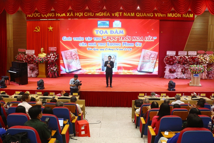 Tọa đ&agrave;m giới thiệu tập thơ &ldquo;Dọc trời hoa lửa&rdquo; của nh&agrave; thơ Lương Minh Cừ - Ảnh 1.