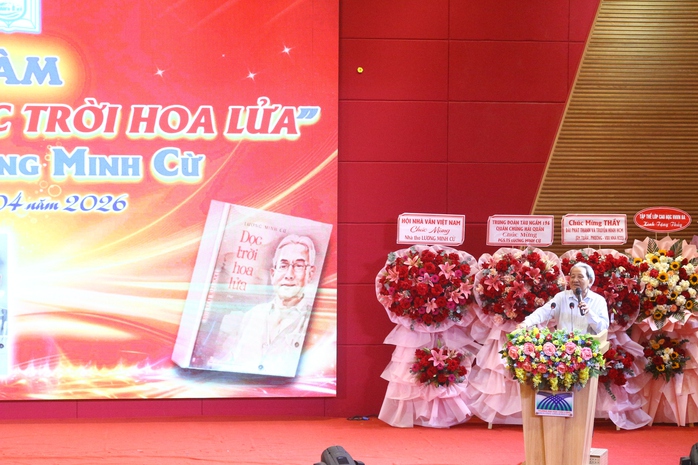 Tọa đ&agrave;m giới thiệu tập thơ &ldquo;Dọc trời hoa lửa&rdquo; của nh&agrave; thơ Lương Minh Cừ - Ảnh 3.