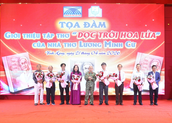Tọa đ&agrave;m giới thiệu tập thơ &ldquo;Dọc trời hoa lửa&rdquo; của nh&agrave; thơ Lương Minh Cừ - Ảnh 4.