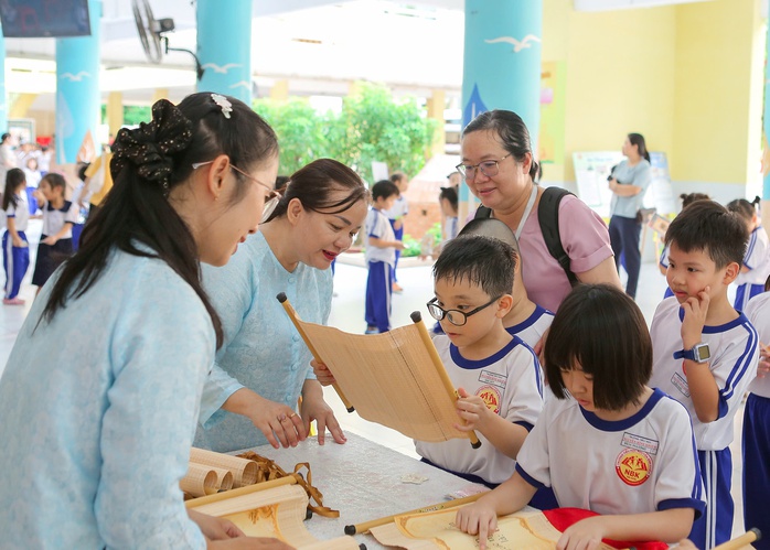 H&oacute;a th&acirc;n th&agrave;nh nh&acirc;n vật lịch sử, học sinh lớp 1 "b&ugrave;ng nổ" với h&agrave;nh tr&igrave;nh "Theo dấu ch&acirc;n anh h&ugrave;ng" - Ảnh 5.