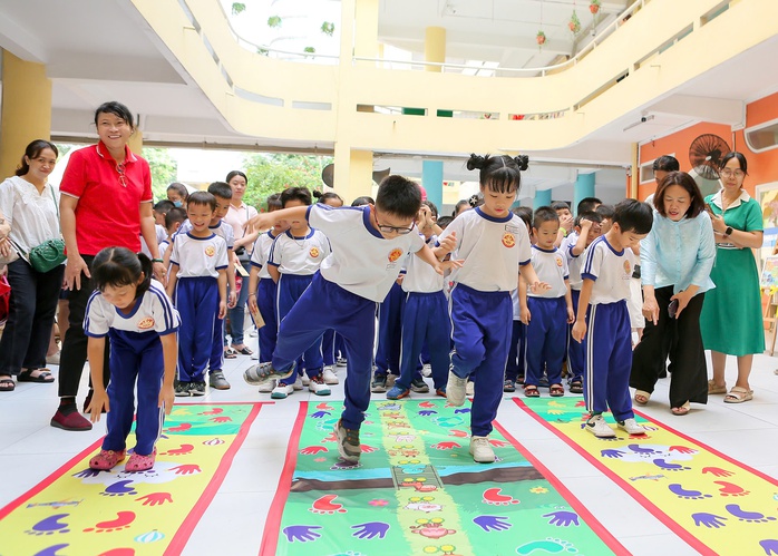 H&oacute;a th&acirc;n th&agrave;nh nh&acirc;n vật lịch sử, học sinh lớp 1 "b&ugrave;ng nổ" với h&agrave;nh tr&igrave;nh "Theo dấu ch&acirc;n anh h&ugrave;ng" - Ảnh 7.