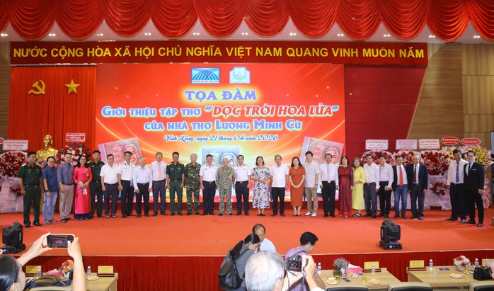Tọa đ&agrave;m giới thiệu tập thơ &ldquo;Dọc trời hoa lửa&rdquo; của nh&agrave; thơ Lương Minh Cừ - Ảnh 5.