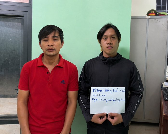 Hai nghi phạm ra đầu th&uacute; sau vụ người đ&agrave;n &ocirc;ng bị đ&acirc;m gần KCN Phước Đ&ocirc;ng - Ảnh 1.