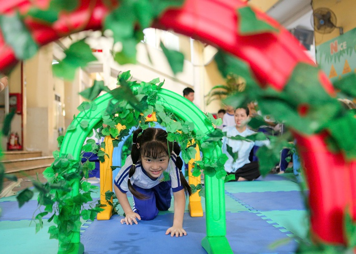 H&oacute;a th&acirc;n th&agrave;nh nh&acirc;n vật lịch sử, học sinh lớp 1 "b&ugrave;ng nổ" với h&agrave;nh tr&igrave;nh "Theo dấu ch&acirc;n anh h&ugrave;ng" - Ảnh 6.