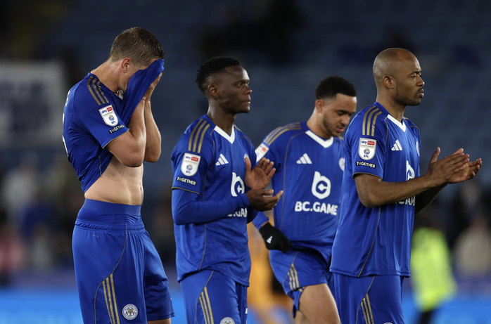 Leicester City rớt hạng Ba: C&uacute; trượt d&agrave;i của cựu v&ocirc; địch Ngoại hạng - Ảnh 1.