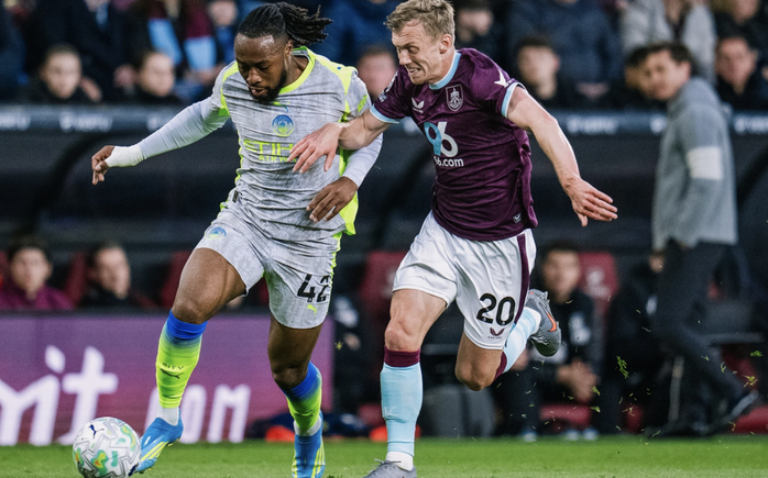 Man City l&ecirc;n đỉnh bảng Ngoại hạng Anh, Burnley nhận v&eacute; rớt hạng - Ảnh 1.